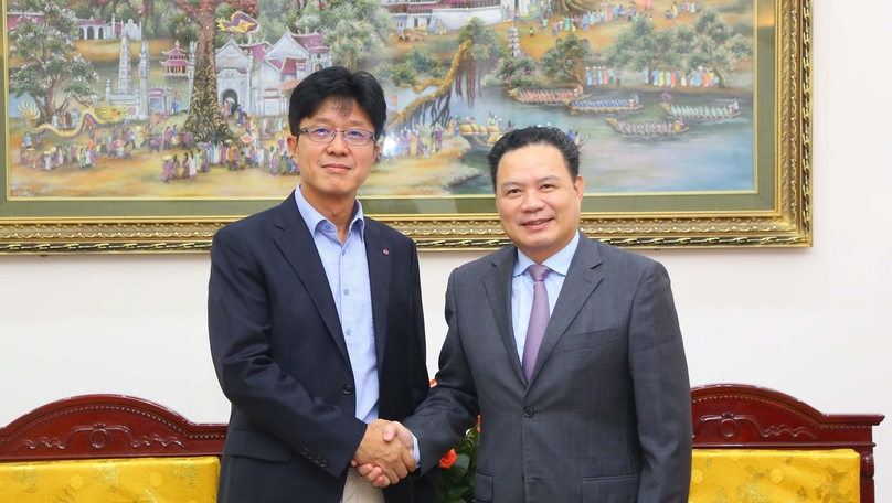 Deputy Minister of Labor, Invalids, and Social Affairs Le Van Thanh (right) and Park Young Dall, vice president and head of LG Display's human resource management division, at a meeting in Hanoi on February 22, 2023. Photo courtesy of the ministry.