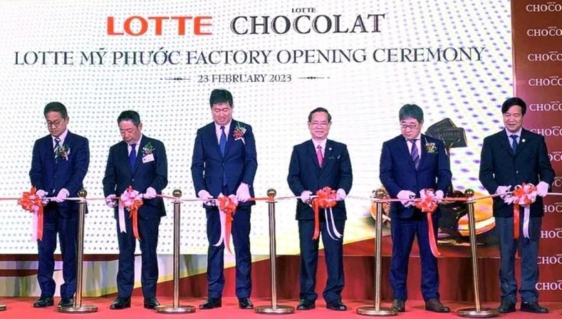 Binh Duong Vice Chairman Nguyen Van Danh (third, right) attends the inaugural ceremony of the Lotte factory in Binh Duong province, southern Vietnam on February 23, 2023. Photo courtesy of Binh Duong newspaper.