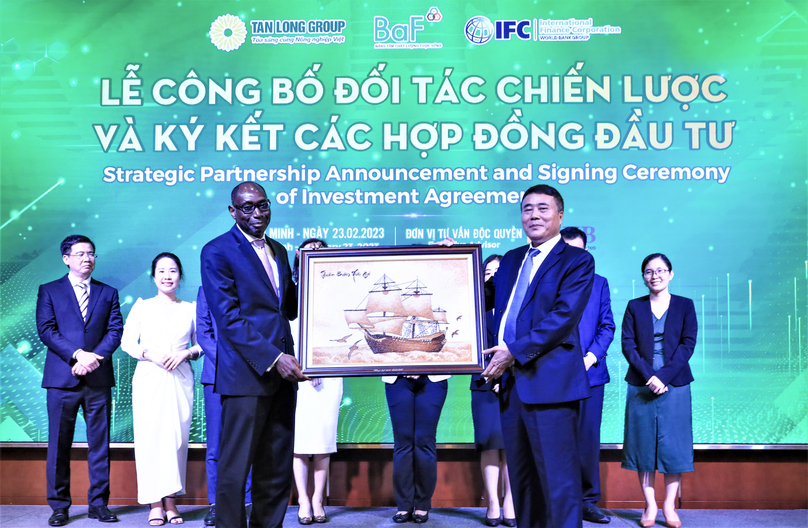 IFC Asia senior manager Samuel Dzotefefor (left) and BaF chairman Truong Sy Ba at their partnership announcement event in Ho Chi Minh City on February 23, 2023. Photo courtesy of BaF.