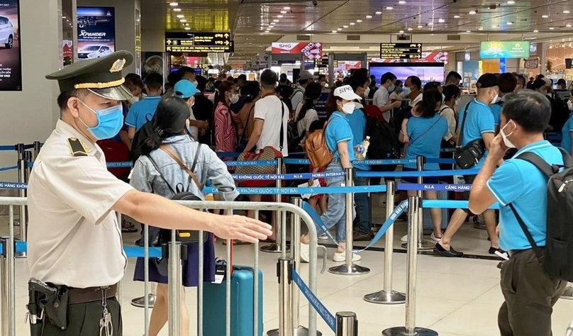 Passengers at Noi Bai International Airport in Hanoi. Photo courtesy of Economy & Urban Areas newspaper.