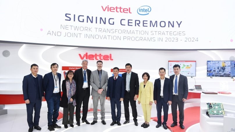 Representatives of Viettel and Intel at the signing ceremony in Barcelona, Spain on February 27, 2023. Photo courtesy of Viettel.
