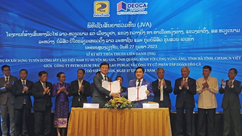 Deoca Group chairman Ho Minh Hoang (front, right) signs a joint venture agreement between Deoca Group and Petroleum Trading Lao Holding in Vientiane, Laos on February 27, 2023.