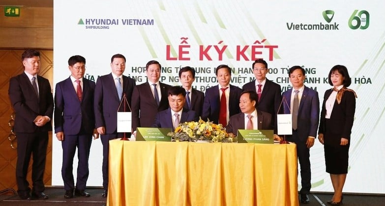Executives of Vietcombank Khanh Hoa and Hyundai Vietnam Shipbuilding sign a credit contract in Khanh Hoa province, central Vietnam on February 27, 2023. Photo courtesy of Viet People newspaper.