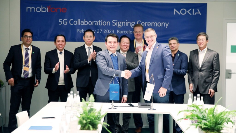Representatives of Nokia and MobiFone sign an agreement in Barcelona, Spain on February 27, 2023. Photo courtesy of MobiFone.