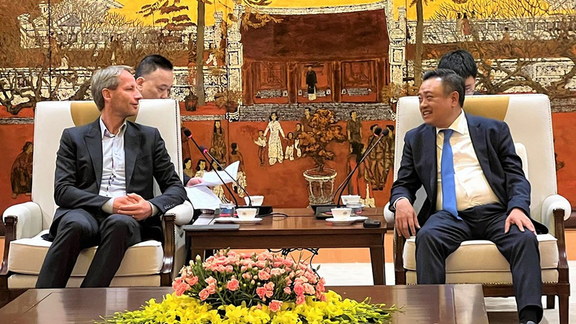 Axel Schweitzer, chairman of ALBA Group Asia, and Tran Sy Thanh (R), Hanoi's chairman, at a meeting in Hanoi on March 1, 2023. Photo courtesy of Hanoi Moi (New Hanoi) newspaper.