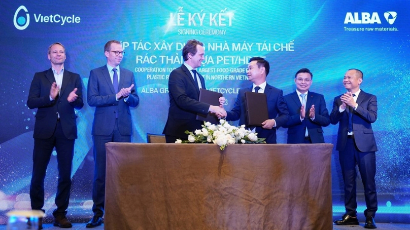 Tobias Huinink Business (front, left), ALBA Group Asia director, and Nguyen Van Tuan, director of VietCycle (front, right) at the signing ceremony in Hanoi on March 1, 2023. Photo courtesy of Alba Group Asia.