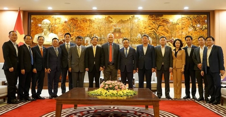 Hanoi Chairman Tran Sy Thanh (right, seventh) at a meeting with Inventec executives in Hanoi on March 3, 2023. Photo courtesy of New Hanoi newspaper.