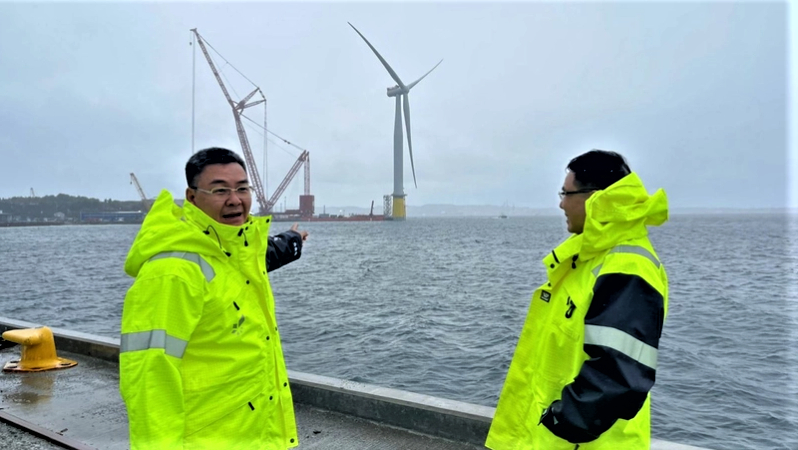 Petrovietnam Technical Services Corp CEO Le Manh Cuong (left) surveys an offshore wind power project in Norway on September 15, 2022. Photo courtesy of the firm.