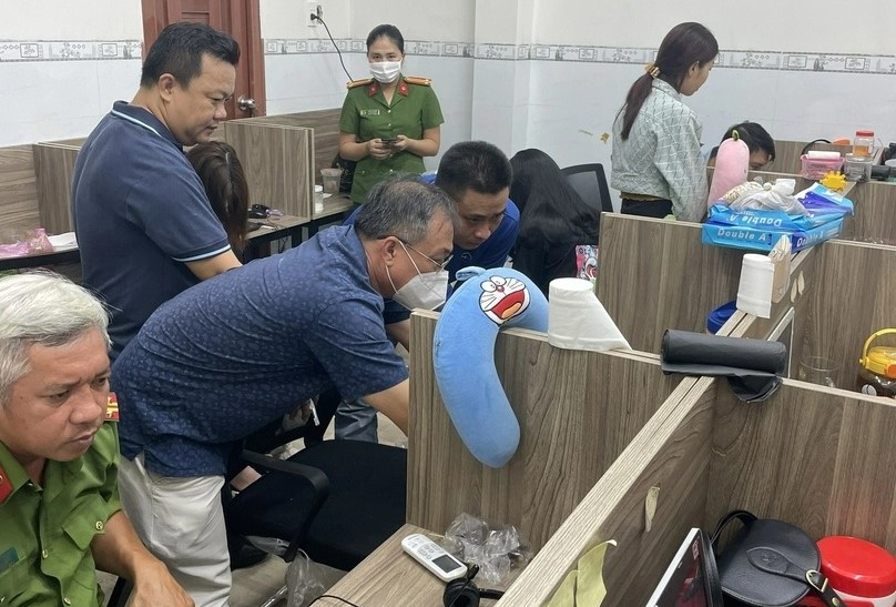 Police raid the premises used by the illegal debt collectors. Photo courtesy of Can Tho city police.