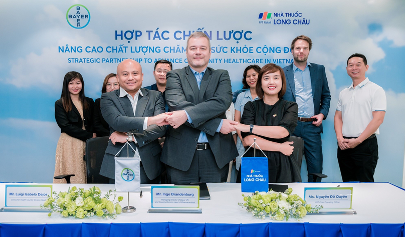 (L-R) Consumer health executive Luigi Dejos and managing director Ingo Brandenburg of Bayer Vietnam, and FPT Retail COO Nguyen Do Quyen launch their business partnership on March 3, 2023. Photo courtesy of FPT Long Chau.