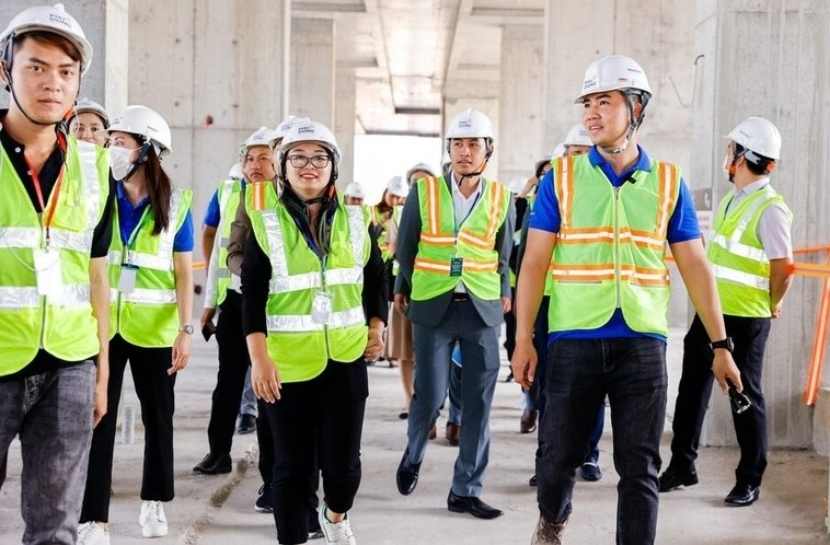 Customers tour the Phu Dong Sky Garden apartment project in Binh Duong next to Ho Chi Minh City, southern Vietnam. Photo by The Investor/Gia An.