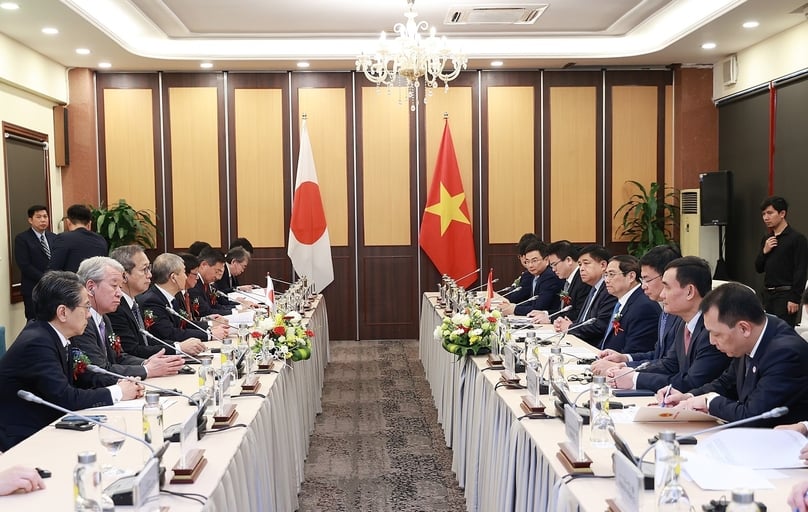 Vietnam’s Prime Minister Pham Minh Chinh (right, fourth) receives the Japanese delegation in Hanoi on March 7, 2023. Photo courtesy of Vietnam News Agency.