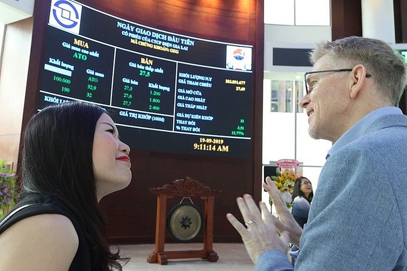 VN-Index gains 6.77 points,to close at 1,055.95 on March 9, 2023. Photo courtesy of Customs newspaper.