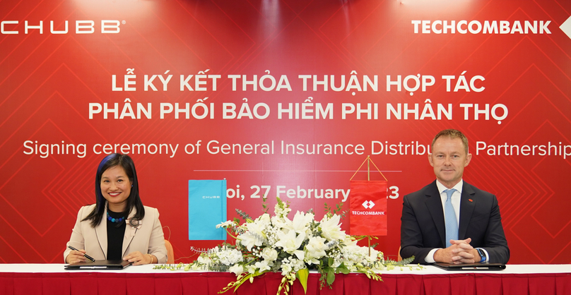Representatives of Chubb and Techcombank at the signing ceremony of their general insurance distribution agreement in Hanoi on February 27, 2023. Photo courtesy of Techcombank.