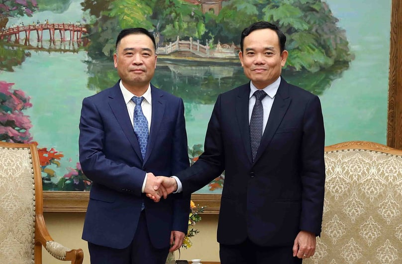 Vietnam’s Deputy Prime Minister Tran Luu Quang (right) meets with Sunny Optical chairman Ye Liaoning in Hanoi on March 8, 2022. Photo courtesy of the Vietnamese government portal.