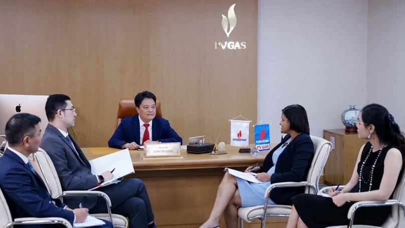 PV Gas CEO Hoang Van Quang (center) worked with foreign partners during the credit rating of the firm. Photo courtesy of the company.