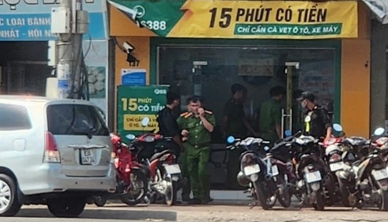 Soc Trang Police inspect an F88 transaction point in the Mekong Delta province, southern Vietnam. Photo courtesy of Zing magazine.