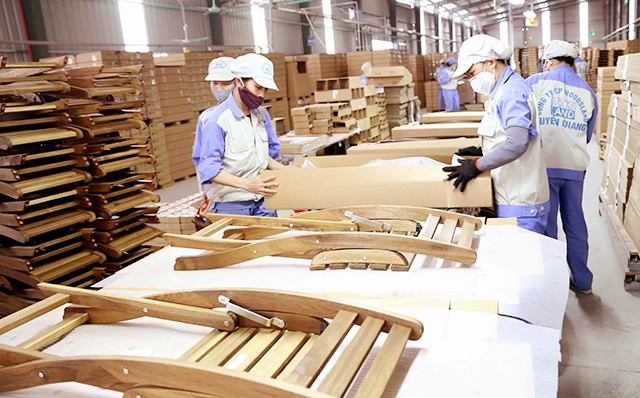Vietnam's export of wood and wood products in 2022 reached $15.85 billion, up 7% year-on-year, according to the Ministry of Agriculture and Rural Development's forestry department. Photo courtesy of Vietnam Television.