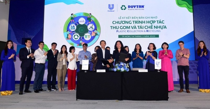 Representatives of Duy Tan and Unilever Vietnam at the signing ceremony in Ho Chi Minh City on March 14, 2023. Photo courtesy of Unilever Vietnam.