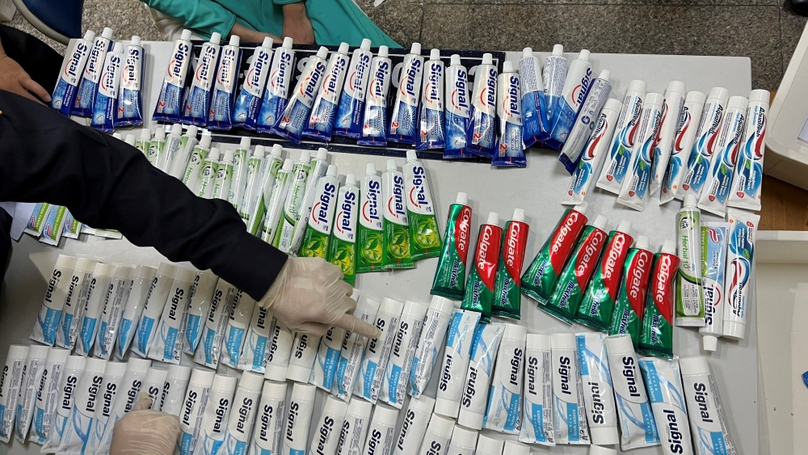 Customs officials at Tan Son Nhat Airport in HCMC detected drug hidden inside toothpaste tubes and mouthwash bottles in Vietnam Airlines staff's luggages on March 16, 2023. Photo courtesy of the airport.