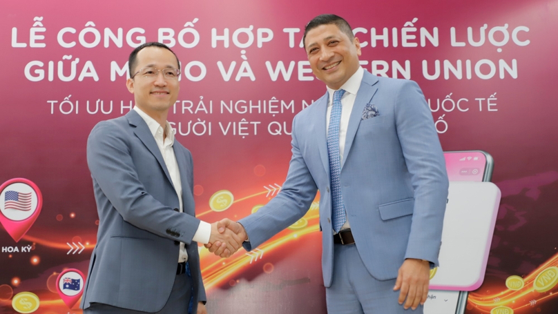 MoMo senior vice president Do Quang Thuan (left) and Western Union regional director for Indochina Atish Shrestha at the cooperation announcement event in Ho Chi Minh City on March 20, 2023. Photo courtesy of Young People newspaper.