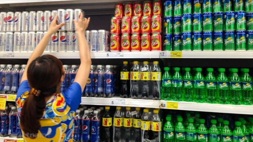 Soft drinks on sales in a mart. Photo courtesy of thuonggiaonline.vn