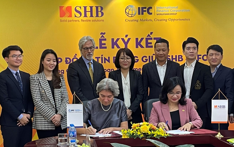 Representatives of IFC and SHB sign the $40 million loan in Hanoi on March 21, 2023. Photo courtesy of SHB. 