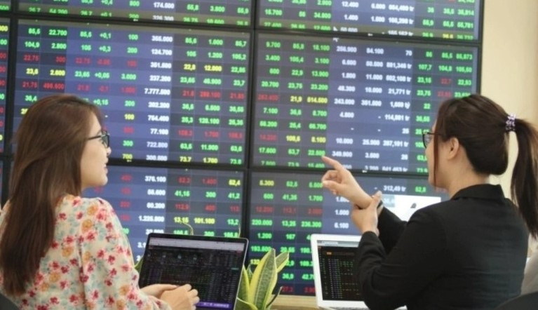 The VN-Index gains 1.69 points to close at 1,046.79 on March 24, 2023. Photo courtesy of Vietnam Financial Times.