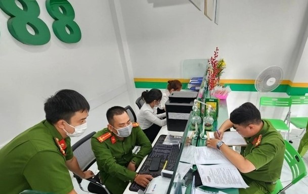 Danang police inspect F88 transaction points in Danang. Photo courtesy of the city police.