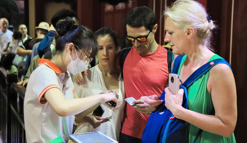 Foreign tourists in Danang city on Vietnam’s central coast. Photo by The Investor/Thanh Van.