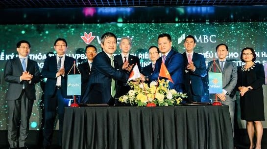 Representatives of VPBank and Sumitomo Mitsui Banking Corp. sign their stake transaction in Hanoi on March 27, 2023. Photo courtesy of VPBank.