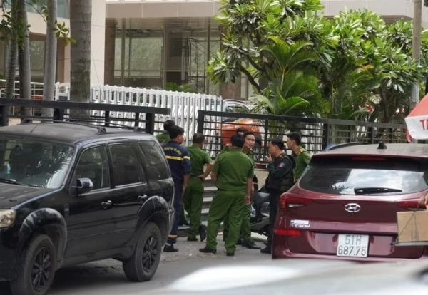 HCMC police works with Home Credit Vietnam on March 28, 2023. Photo courtesy of People's Police newspaper.