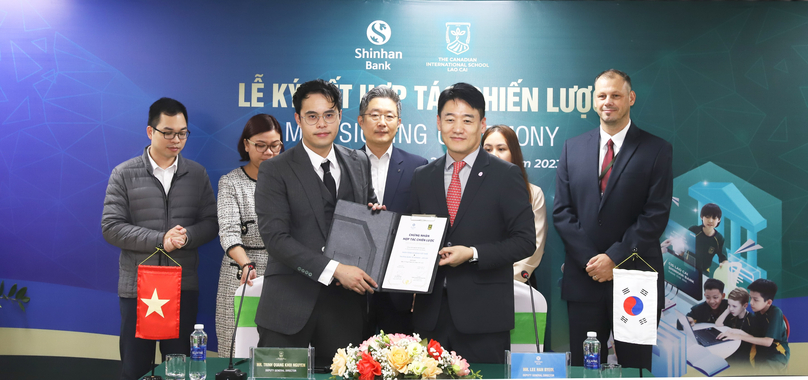 Trinh Quang Khoi Nguyen, deputy general director of Khoi Nguyen Investment Group (left) and Lee Han Byeol, deputy general director of Shinhan Bank Vietnam at the signing event. Photo courtesy of Shinhan Bank.