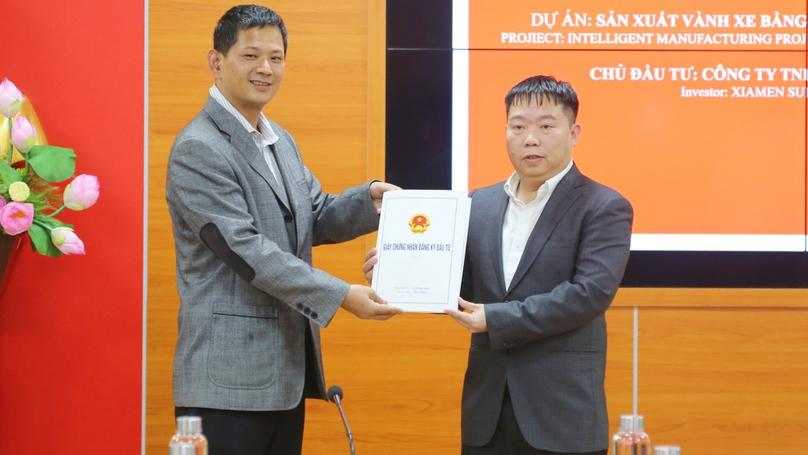 A representative of Quang Ninh Economic Zone Authority (right) grants an investment certificate to Xiamen Sunrise Group in Quang Ninh province, northern Vietnam on March 29, 2023. Photo courtesy of Quang Ninh newspaper.