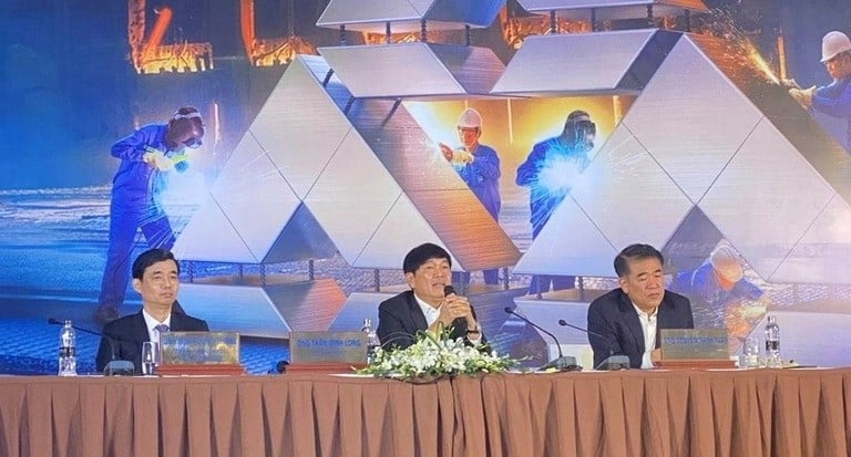 Tran Dinh Long (center), chairman of Hoa Phat Group, speaks at the firm's annual general meeting in Hanoi on March 30, 2023. Photo by The Investor/Khanh An.