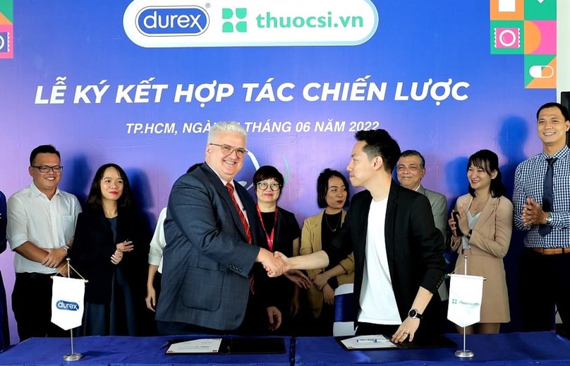 Representatives of BuyMed’s B2B platform thuocsi.vn and Durex launch their strategic partnership in Vietnam in June 2022. Photo courtesy of BuyMed.
