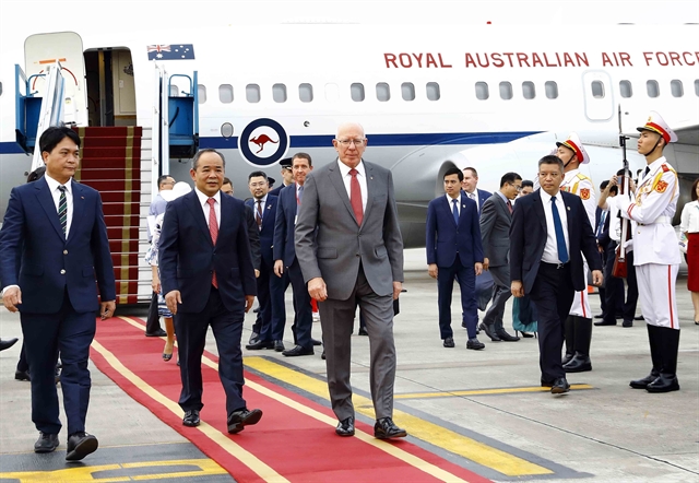 Chair of the Office of the President Le Khanh Hai welcomes Australian Governor-General David Hurley who landed at Noi Bai International Airport in Hanoi on April 4, 2023. Photo courtesy of Vietnam News Agency.