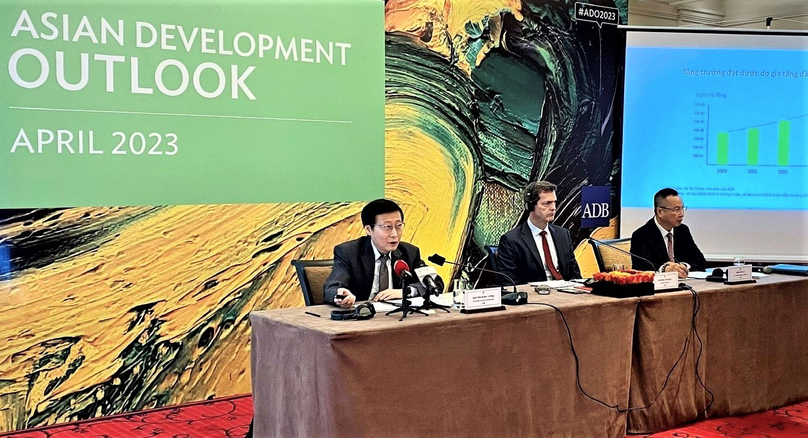 ADB country director for Vietnam Andrew Jeffries (C) and chief country economist for Vietnam Nguyen Minh Cuong (L) at the bank’s press briefing in Hanoi on April 4, 2023. Photo courtesy of Business & Marketing magazine. 