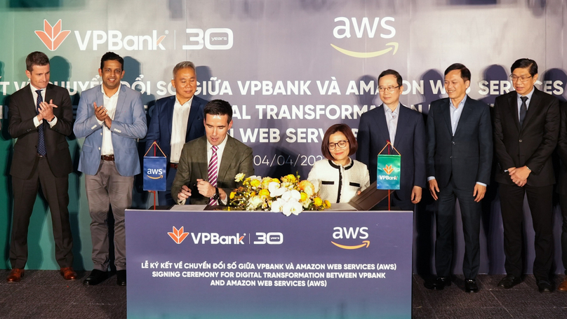  Representatives of VPBank and Amazon Web Services sign their deal in Hanoi on April 4, 2023. Photo courtesy of VPBank.