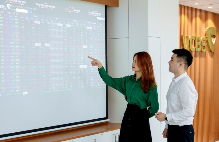 Stock market watchers at a Vietcombank Securities office. Photo courtesy of Vietnam Finance magazine.