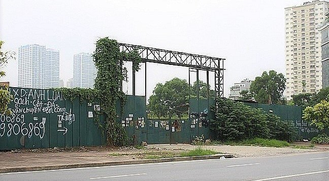  A delayed real estate project in Hanoi. Photo courtesy of Economy and Securities magazine.