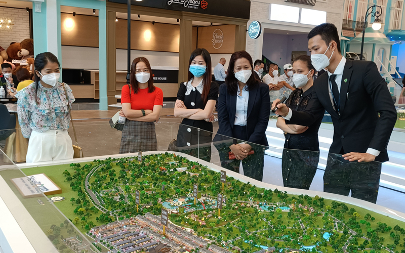 Investors study a housing project at a real estate trading floor. Photo courtesy of VnEconomy.