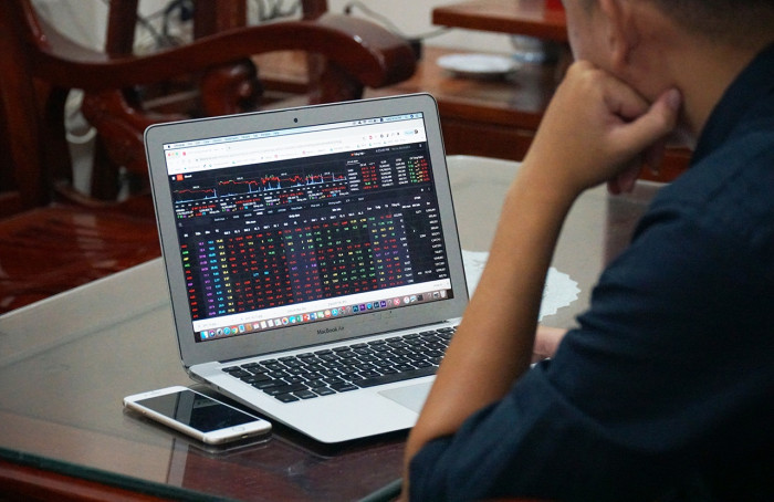 A securities investor is looking at the chart on his laptop. Photo courtesy of the Vietnam Law website. 