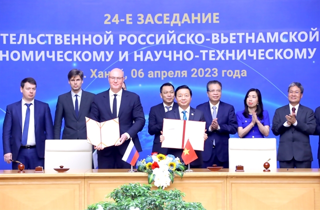 (Front line) Vietnam’s Deputy PM Tran Hong Ha (R) and his Russian counterpart Dmitry Chernyshenko sign the minutes of the 24th meeting on April 6, 2023 in Hanoi. Photo courtesy of Vietnam News Agency.