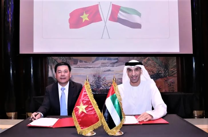 Vietnam's Trade Minister Nguyen Hong Dien and Thani bin Ahmed Al Zeyoudi, UAE Minister of State for Foreign Trade, sign this mutual declaration of intent on April 7, 2023 in the UAE. Photo courtesy of Emirates News Agency.