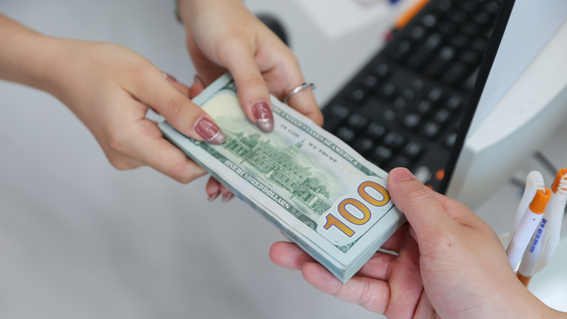 The State Bank of Vietnam lowers the central exchange rate to VND24,600 per U.S dollar on April 10, 2023. Photo courtesy of Vietnam News Agency.