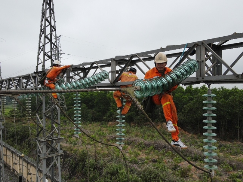 Vietnamese technicians perform maintenance at an electricity transmission line. Photo courtesy of EVN National Power Transmission Corporation. 