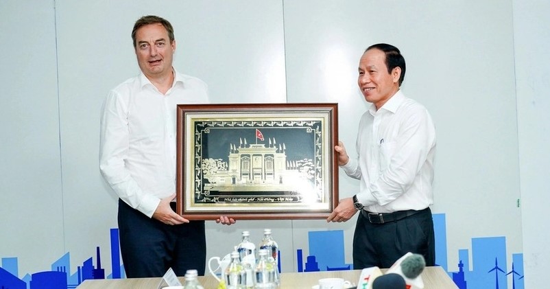 Secretary of the Hai Phong Party Committee Le Tien Chau (right) presents a gift to a Deep C Industrial Zones representative. Photo by The Investor/Do Hoang.