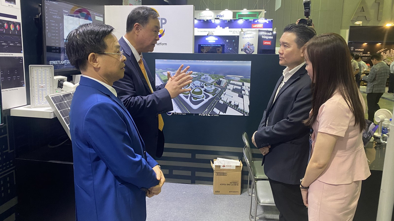 Binh Duong Chairman Mai Hung Dung (left) discusses carbon neutral technology with executives of SEP Cooperative and Gia Dinh Group in Ho Chi Minh City on April 13, 2023. Photo courtesy of Binh Duong newspaper.
