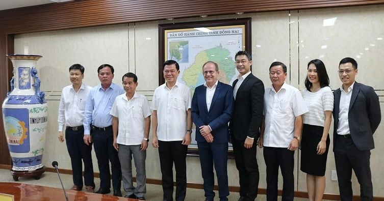 Haeco CEO Frank Walshot (center), Nguyen Hong Linh (fourth, left), and Philipp Roesler (fourth, right), former Vice Chancellor of Germany, at a meeting in Dong Nai province, southern Vietnam on April 12, 2023. Photo courtesy of Dong Nai newspaper.
